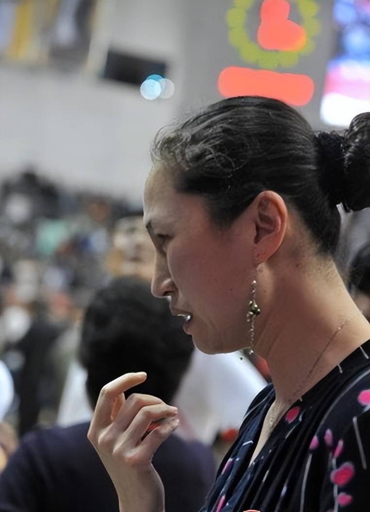 篮球选手赛后落泪，背后故事感人