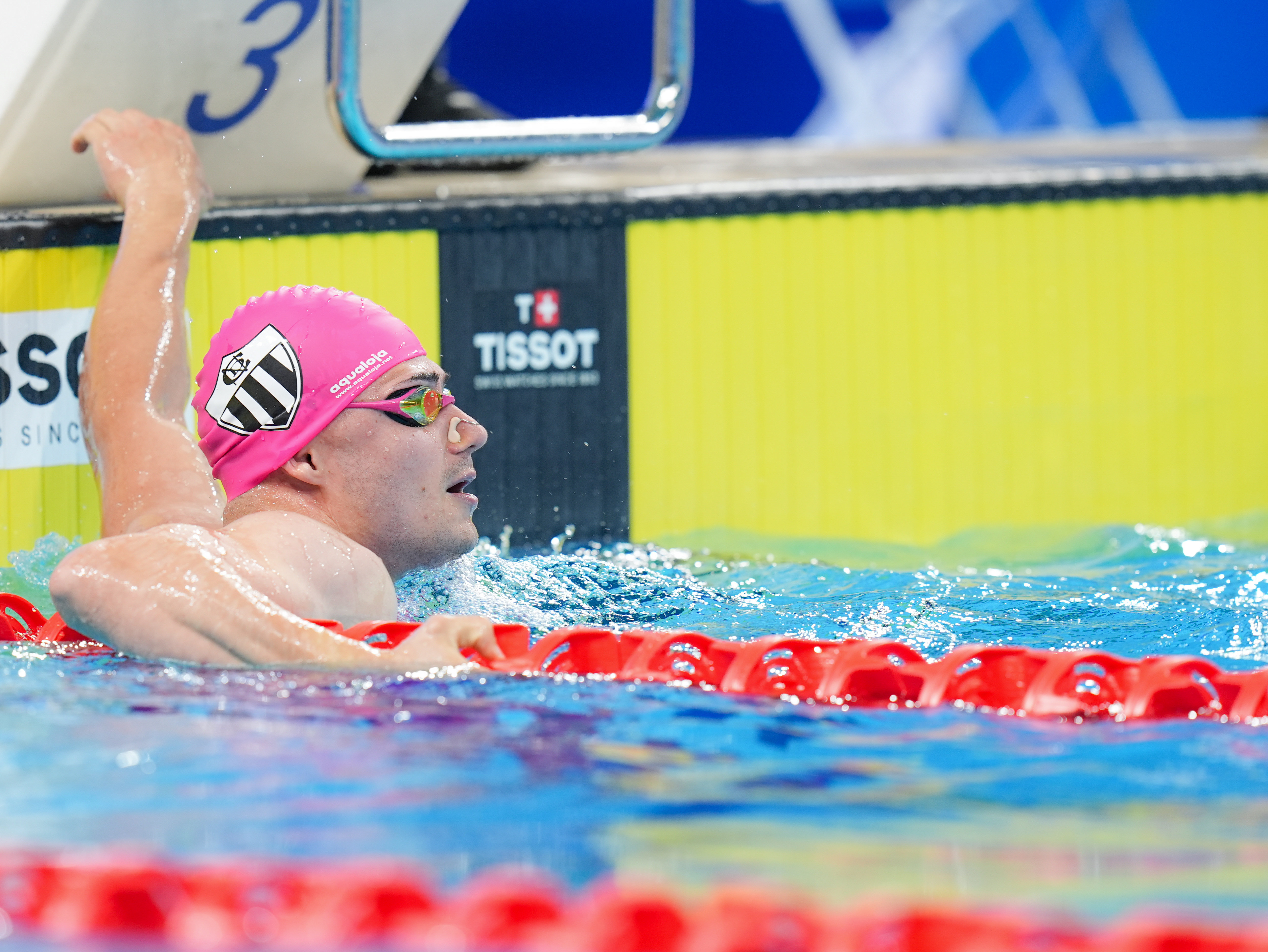 游泳赛后采访曝光，内幕引发热议